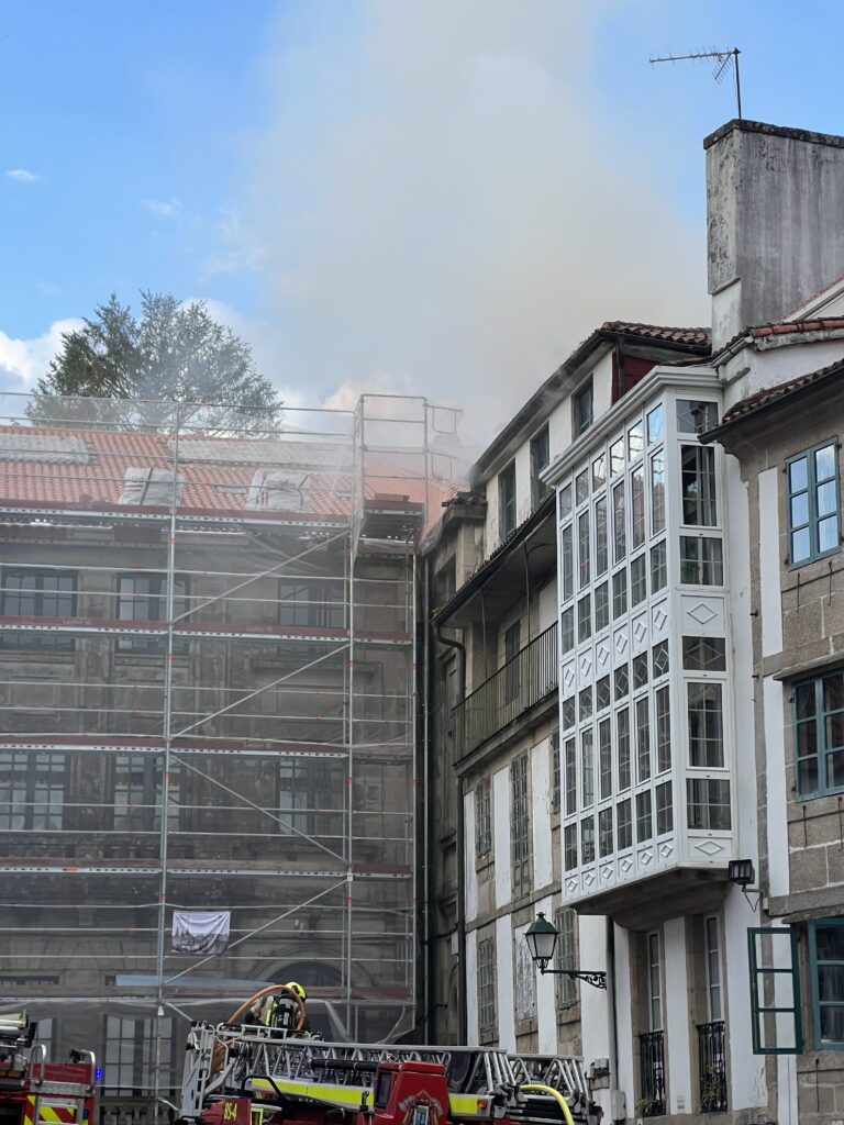 Un incendio afecta un edificio na Praza de Salvador Parga