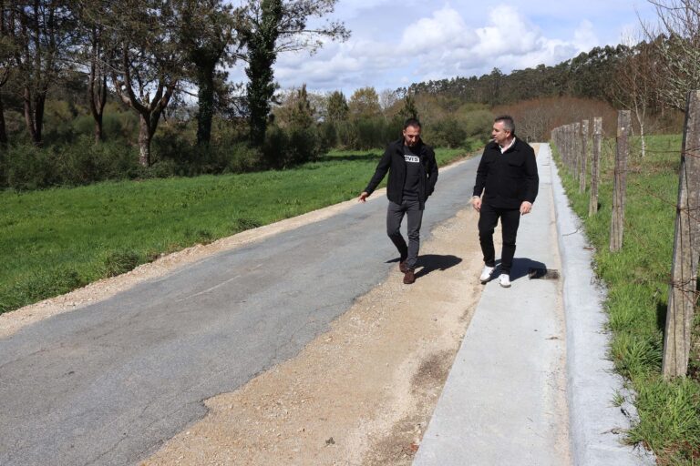 Brión acomete melloras viarias e crea un espazo de aparcamento provisional na aldea da Torre