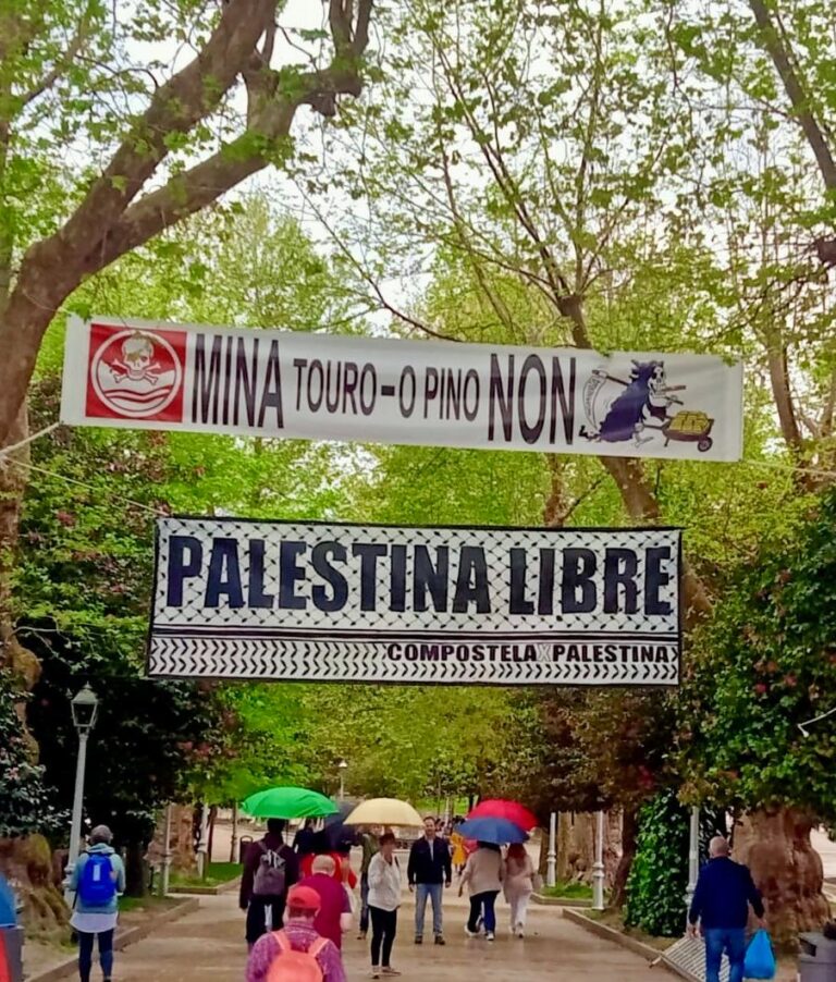 Santiago autoriza dúas pancartas contra a mina de Touro e a guerra en Gaza na Alameda