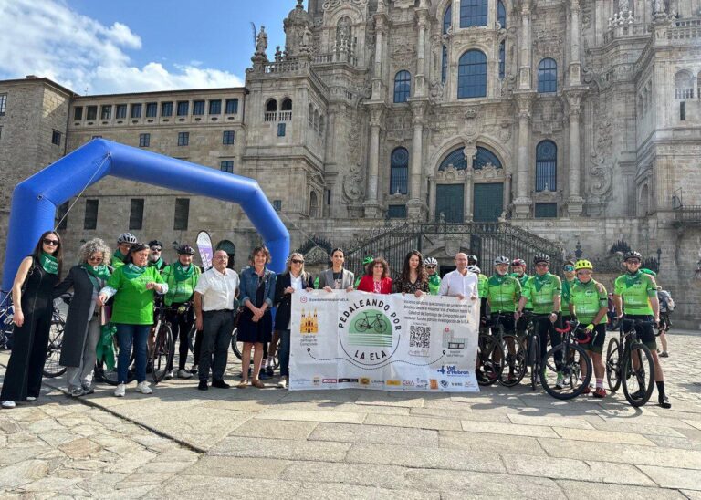 Compostela recibe aos ciclistas solidarios que completaron o reto ‘Pedaleando pola ELA’