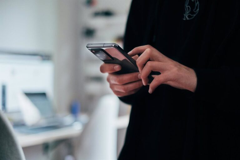 Boqueixón denuncia un hackeo de liñas móbiles con intento de estafa a través de WhatsApp