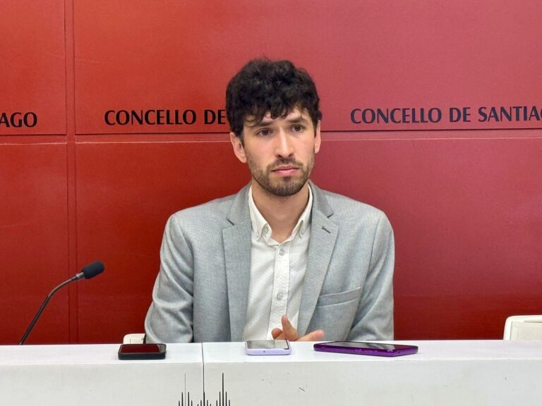 Raxoi ve “arriscado” que a Xunta reforce o papel das empresas privadas que tramitan licencias urbanísticas