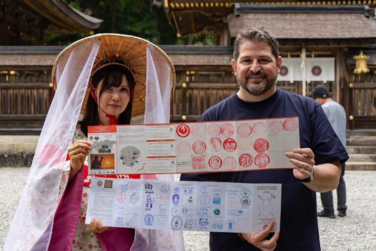 Un peregrino de México recibe o pasaporte dual 10.000 por percorrer os Camiños de Santiago e Kumano Kodo