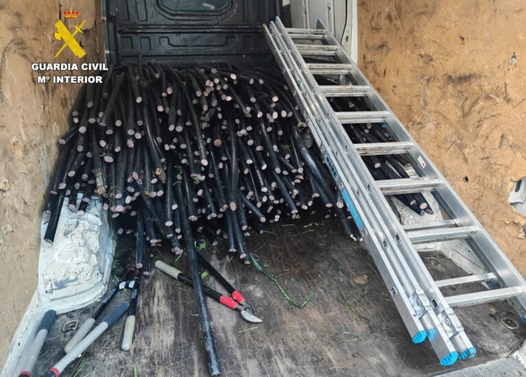 A Garda Civil desarticula en Santiago un grupo criminal por roubos de cobre en trece puntos da provincia