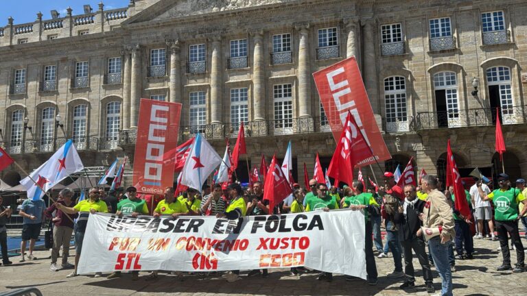 Traballadores da recollida de Santiago maniféstanse para reclamar “un convenio digno” á concesionaria