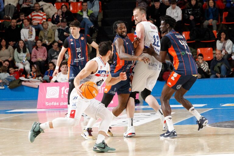 Monbus Obradoiro remonta ante Tizona Burgos cun triplazo de Barcello
