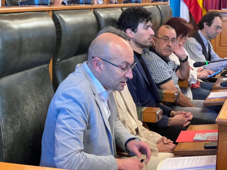 O pleno municipal formaliza a expulsión dos catro edís díscolos do grupo socialista