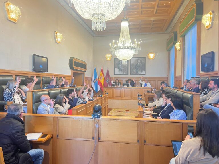 Santiago aproba a taxa turística coa abstención do grupo popular