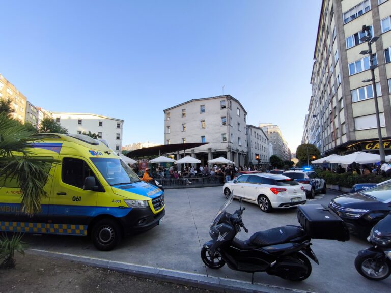 Detidos tres homes por agredir a camareiros e ameazar cunha navalla na Praza Roxa