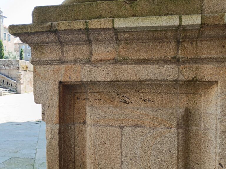 Aparecen novas pintadas na Catedral de Santiago, na fachada da Praza da Inmaculada