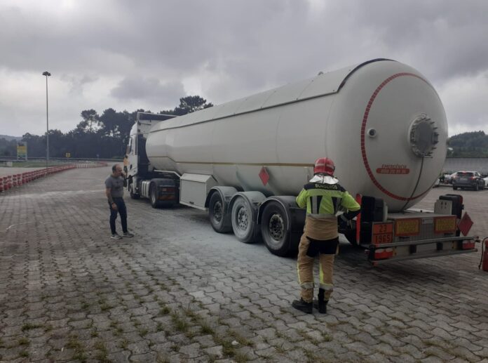 Incendio camión en Teo. CONSORCIO CONTRA INCENDIOS E SALVAMENTO A Coruña