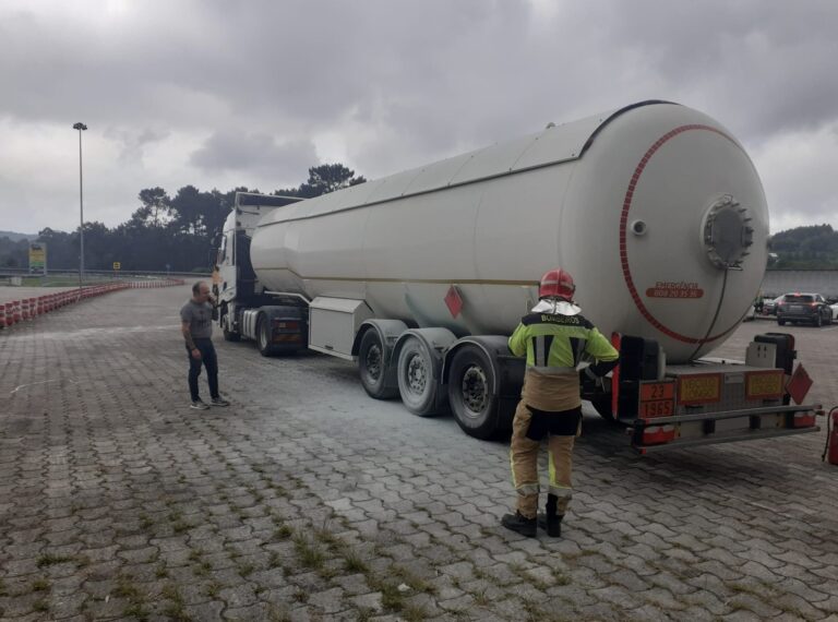 Un camión de mercadorías perigosas sofre un incendio na AP-9 ao seu paso por Teo