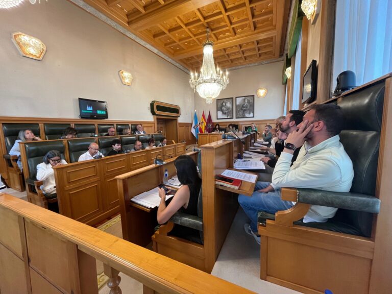 O pleno de Santiago rexeita pagar case tres millóns de euros en facturas de transporte urbano