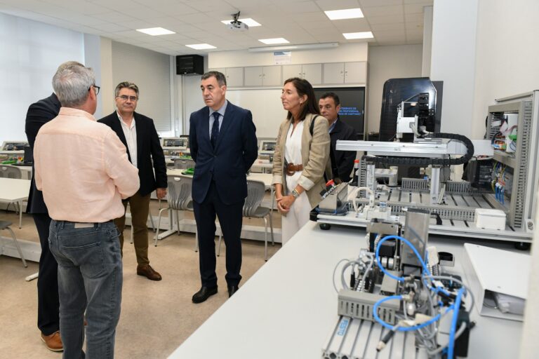 Román Rodríguez inaugura unha nova aula tecnolóxica de FP no Politécnico de Santiago
