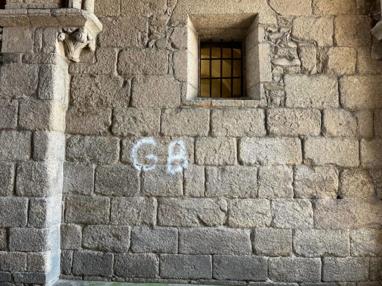Aparece un grafiti no arco do Pazo de Xelmírez, pegado á Catedral de Santiago