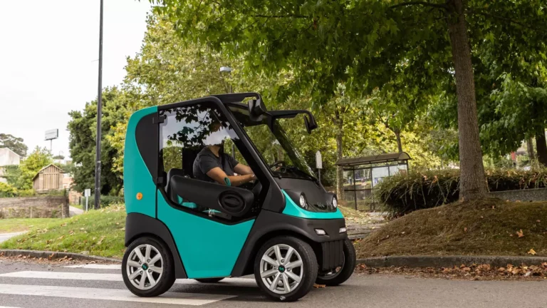 O Concello presenta o vehículo ‘Neno’ como eixo dun proxecto piloto de micromobilidade para reducir o uso do coche privado en Santiago