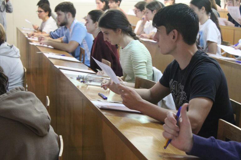 (FOTOS) Así deu comezo a selectividade en Compostela: nervios e críticas ante o novo modelo de exame