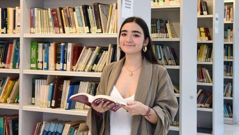 Lara Castro Taboada recibe a bolsa Santander Excelencia 360º polo seu expediente e compromiso cultural