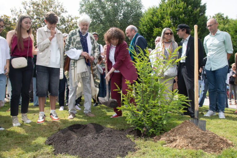Instalan un monólito e un teixo en Galeras como homenaxe a Xosé Manuel Beiras