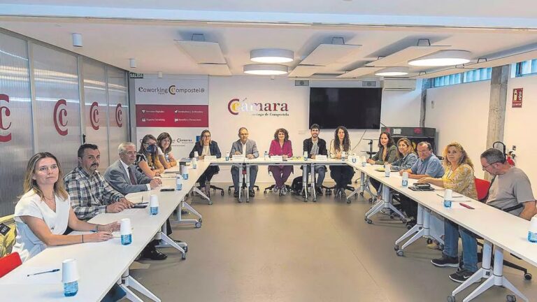 O Goberno local comprométese co Foro Cívico de Compostela a impulsar vivenda protexida e melloras na conectividade