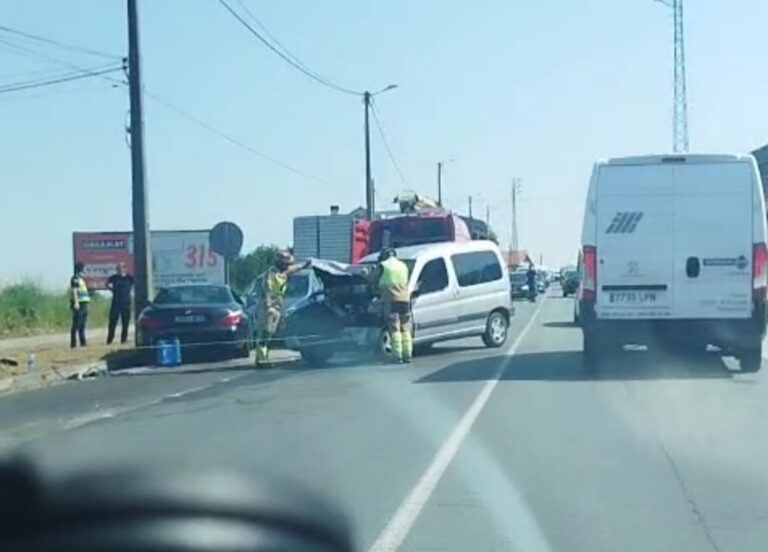 (VÍDEO) A Policía Local de Teo investiga un choque frontal entre dous vehículos na N-550