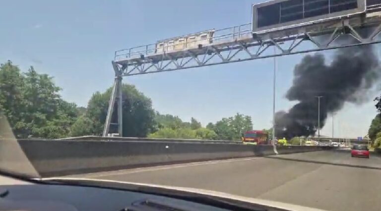 (VÍDEO) Arde un vehículo na SC-20 en Conxo e provoca retencións, pero sen feridos