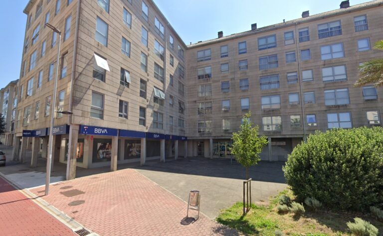 A Policía investiga un intento de roubo con butrón nunha sucursal bancaria de Conxo