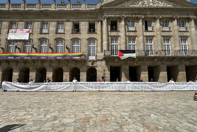O Obradoiro acolle un acto en memoria das 66.519 persoas refuxiadas falecidas nos últimos tres anos