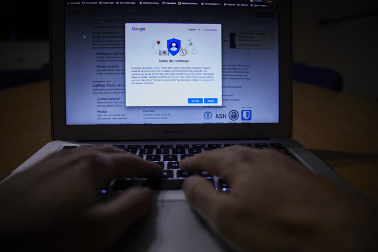 Detidas 16 persoas pola estafa do “falso sicario” a usuarios de páxinas de citas