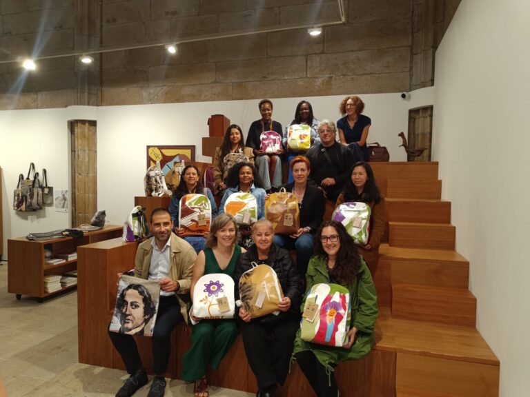 A marca de bolsas e mochilas da USC aposta pola sustentabilidade por ser realizadas con lonas das súas exposicións