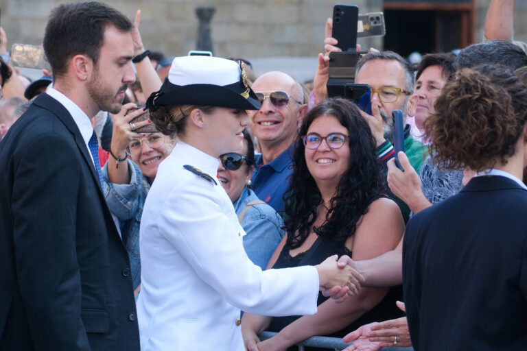 Decenas de persoas arroupan a Leonor ao recibir a Medalla de Galicia