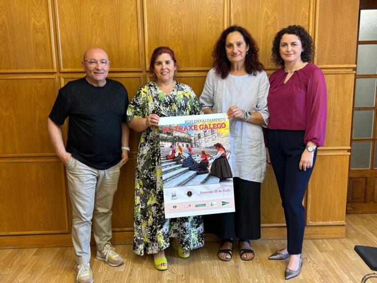 Santiago de Compostela acolle o tradicional desfile do Día do Traxe Galego