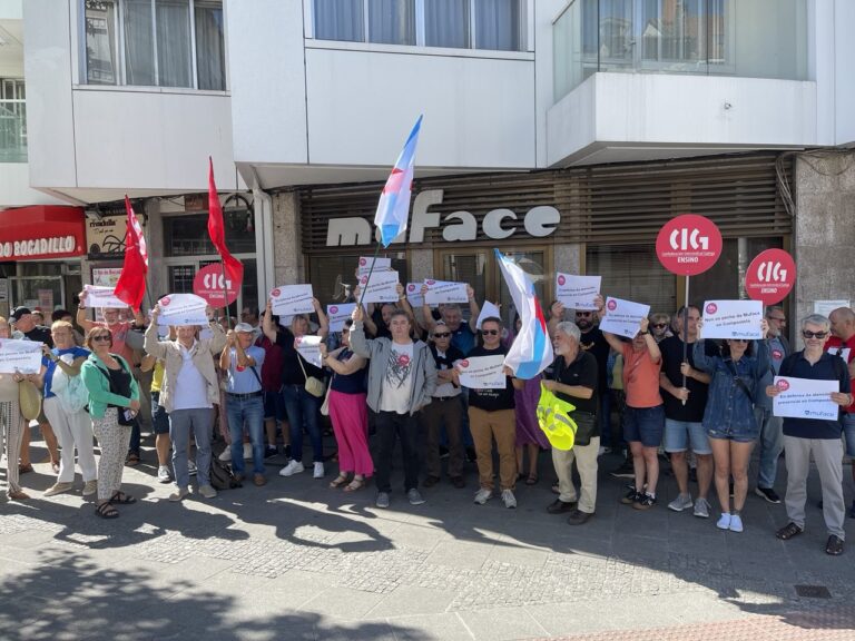 Mutualistas protestan en Santiago contra o peche da oficina de Muface nunha concentración convocada pola CIG