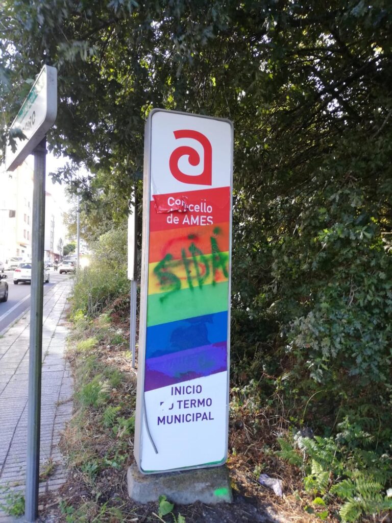 Vandalizan un cartel de apoio ao colectivo LGBTIQ+ en Ames e escriben ‘sida’ por encima del