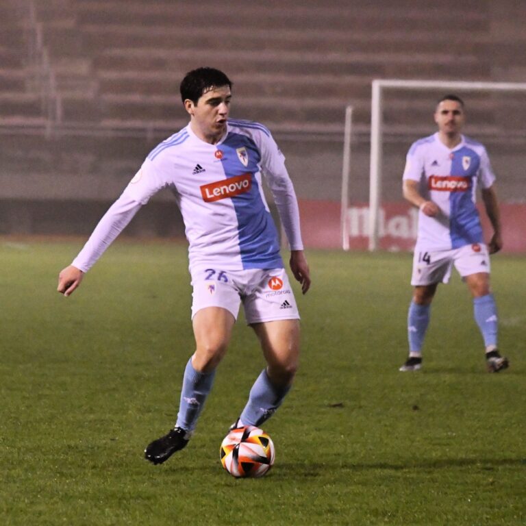 Trasi renova coa SD Compostela ata 2026 e consolídase como peza clave no medio do campo