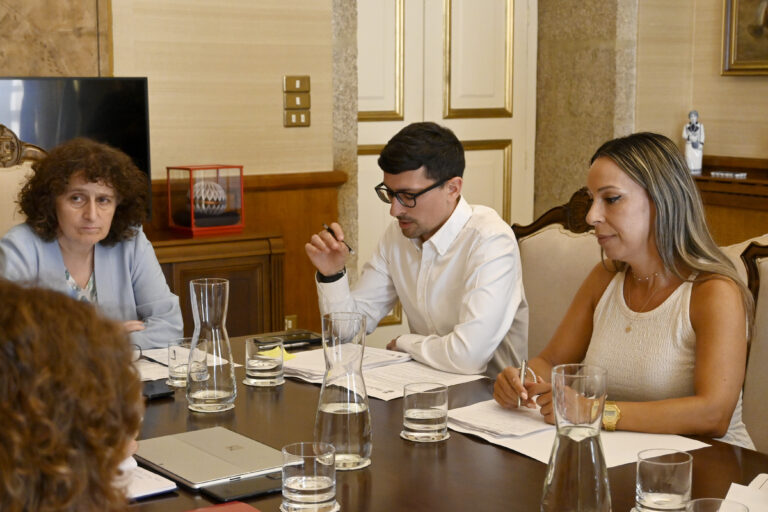 Santiago e Padrón avanzan nunha estratexia conxunta para regular o turismo e garantir o acceso á vivenda