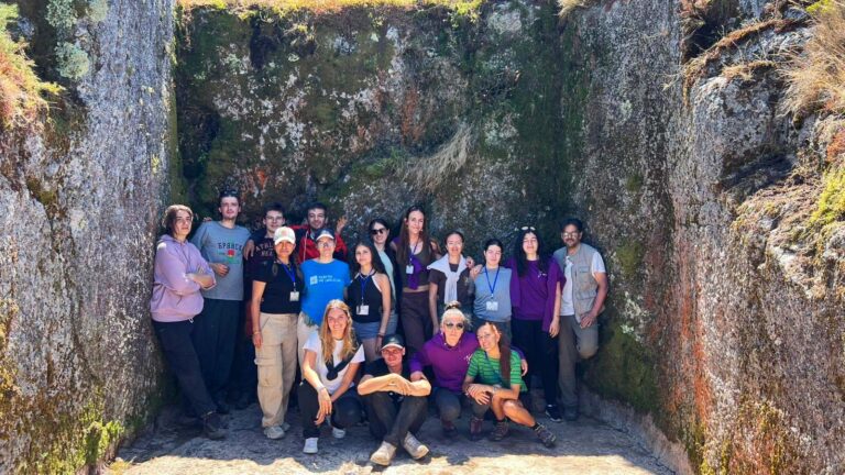Remata o campo internacional de voluntariado ‘Monte Sacro’ tras intervir no alxibe do Pico Sacro