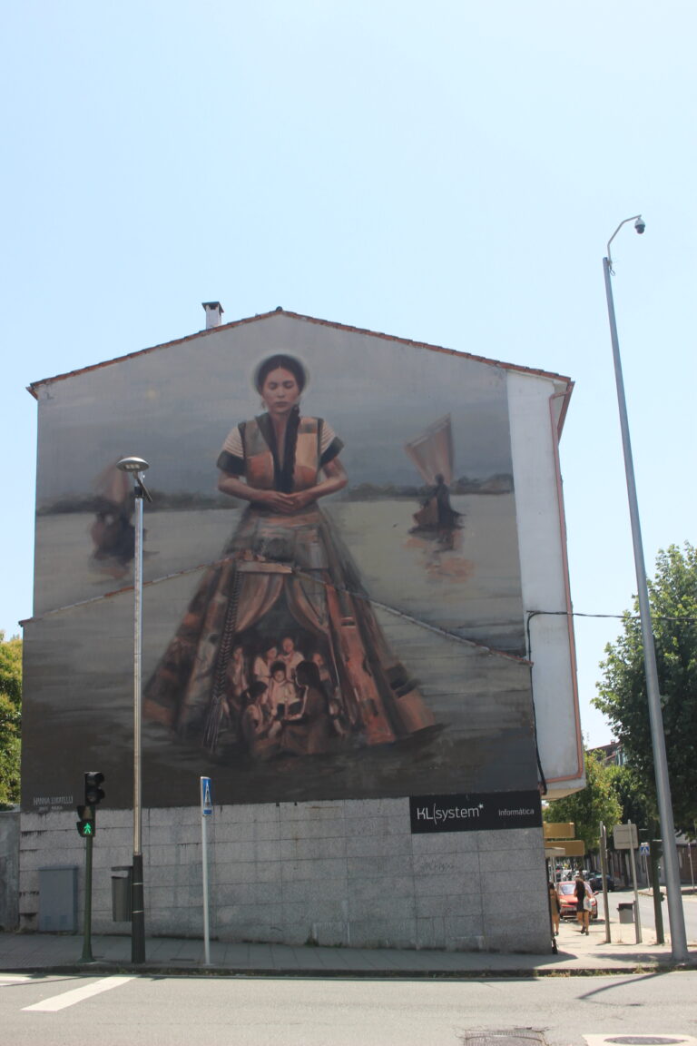 “Muller, abrigo”: o mural que acolle un barrio enteiro