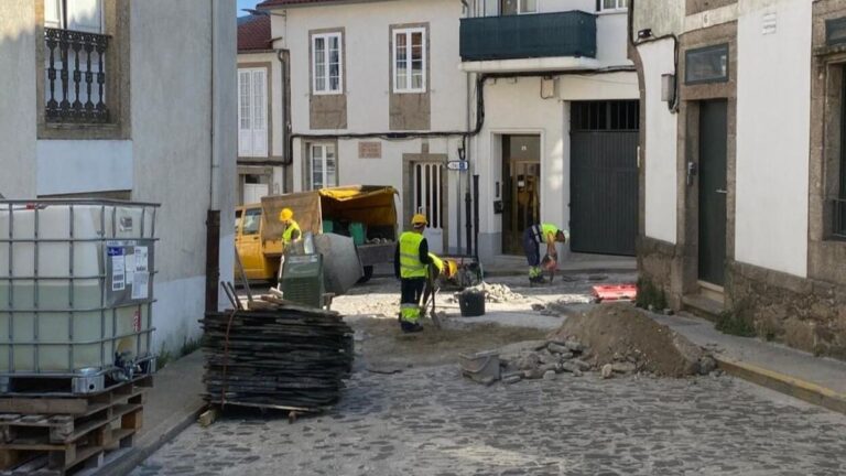 Santiago executa obras de mellora no pavimento de chapacuña en varias rúas do centro