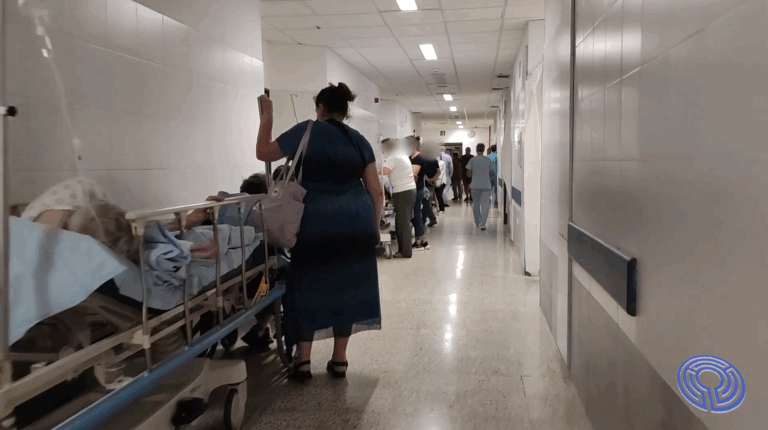 Pacientes do CHUS dubidan do compromiso Valedora-Xunta: “Levamos cinco anos con axendas ilegais, o escepticismo é inevitable”