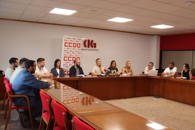 Ryanair aplicará un ERE a cen empregados de asistencia en Santiago que piden axuda a Sánchez e Rueda