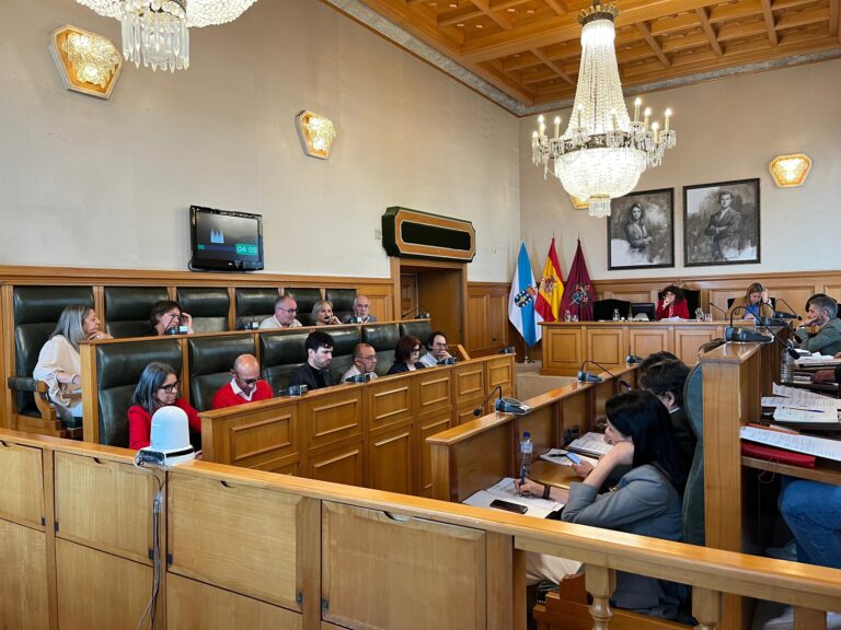 O pleno de Santiago votará a favor das débedas do bus urbano de 3 millóns de euros grazas ao ‘si’ do non adscritos