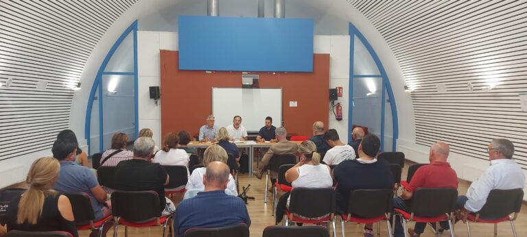 As asociacións veciñais de Santiago formalizan a súa coordinadora e reclaman cambios na taxa do lixo e no transporte urbano