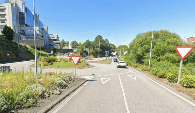 Falece un ciclista de 78 anos nun choque cun coche no Campus Sur