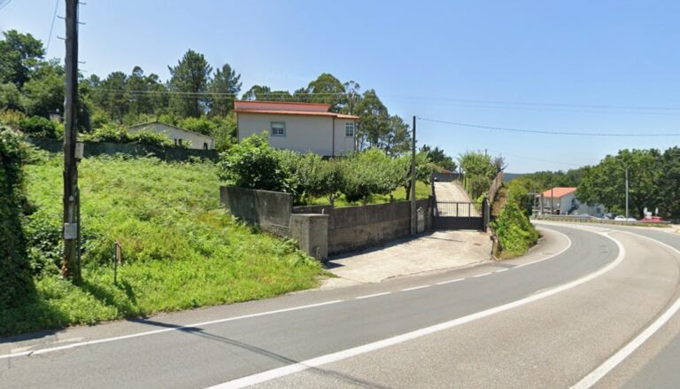 Unha veciña de Laraño denuncia que leva máis dun ano pedindo a instalación dun espello na saída da súa vivenda