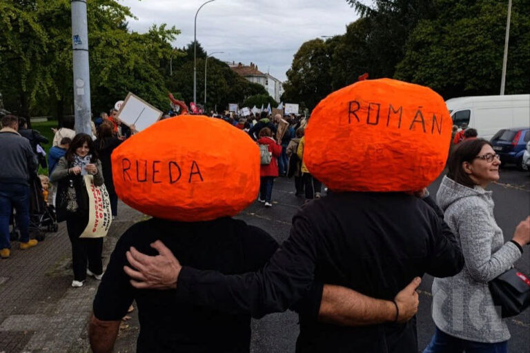 Centos de docentes rodean a sede da Xunta para esixir un cambio nas políticas educativas