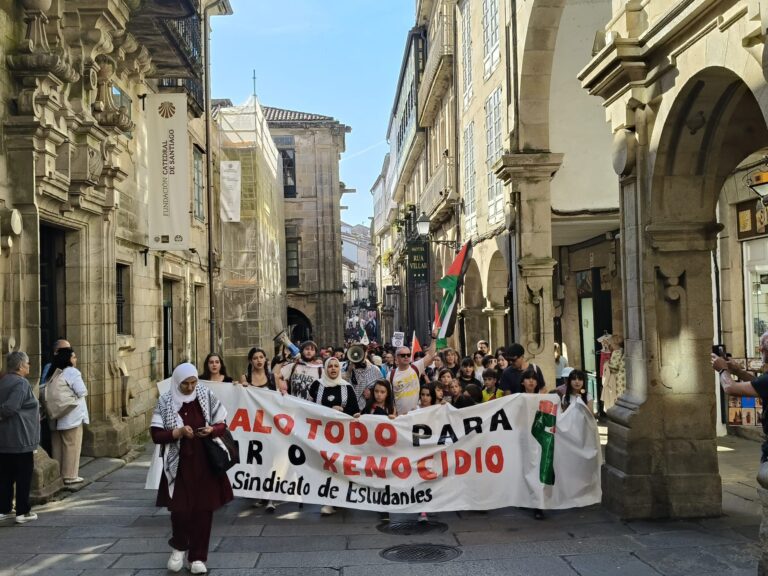 A manifestación de estudantes a favor de Palestina enche as rúas de Santiago