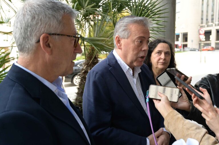 Sanidade reafirma que prefire a descentralización do grao de Medicina fronte a tres facultades