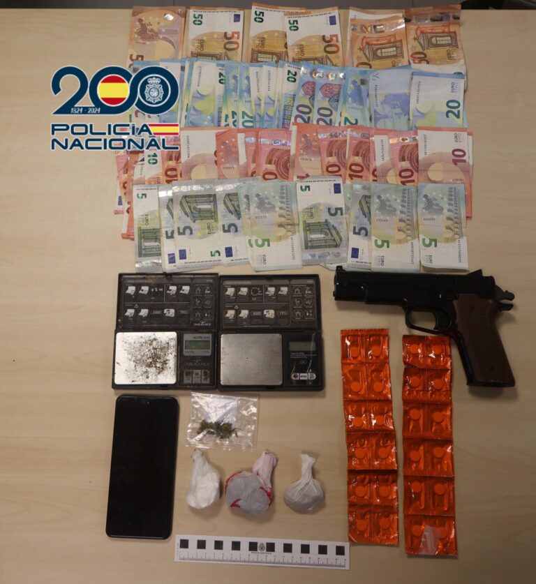 A Policía Nacional desarticula un punto activo de venda de drogas en Santiago e detén a un home