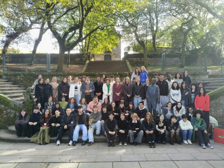 O alumnado do IES Antonio Fraguas conmemora o Día de García Lorca con danza, música e teatro na Alameda